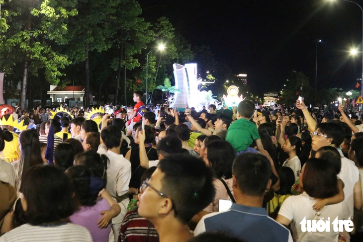 'Biển người' đội mưa xem lễ hội carnival lớn nhất Nghệ An - Ảnh 8.