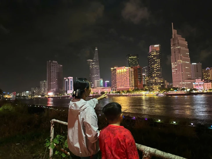 Cha thiệt thòi vì không được gần con trai - Ảnh 1.