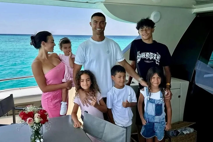 Vợ chồng Ronaldo sẽ làm đám cưới lần hai sau hôn lễ thân mật tại nhà - Ảnh 2.