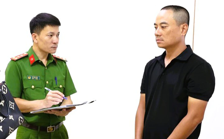 Hàng loạt ô tô đỗ ở vỉa hè trước chung cư ở Nghệ An bị đập vỡ kính - Ảnh 6.
