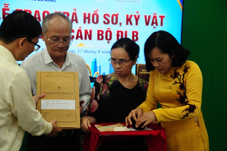 Kỷ vật vàng, hồ sơ cán bộ đi B được giữ nghiêm ngặt ra sao để hơn 60 năm vẫn nguyên vẹn? - Ảnh 1.