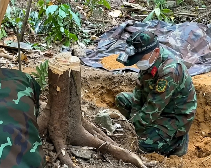 Đi tìm mật ong, phát hiện ụ đá giúp tìm hài cốt liệt sĩ - Ảnh 1.