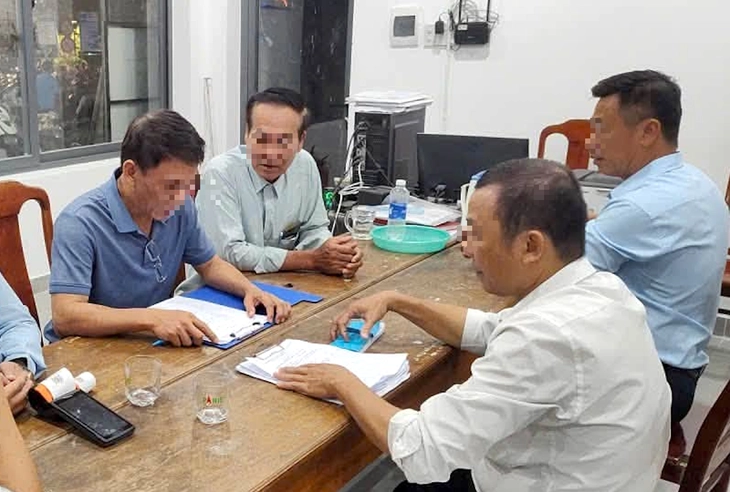 Xử lý chủ thuyền rồng để nhân viên ném vỏ lon bia, rác xuống sông Hương - Ảnh 1.