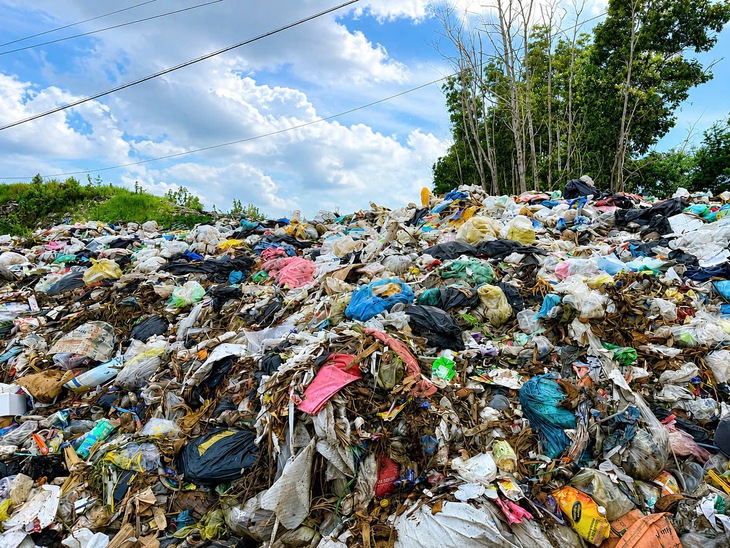 Bãi rác ở Trà Vinh quá tải, gây ô nhiễm môi trường - Ảnh 1.