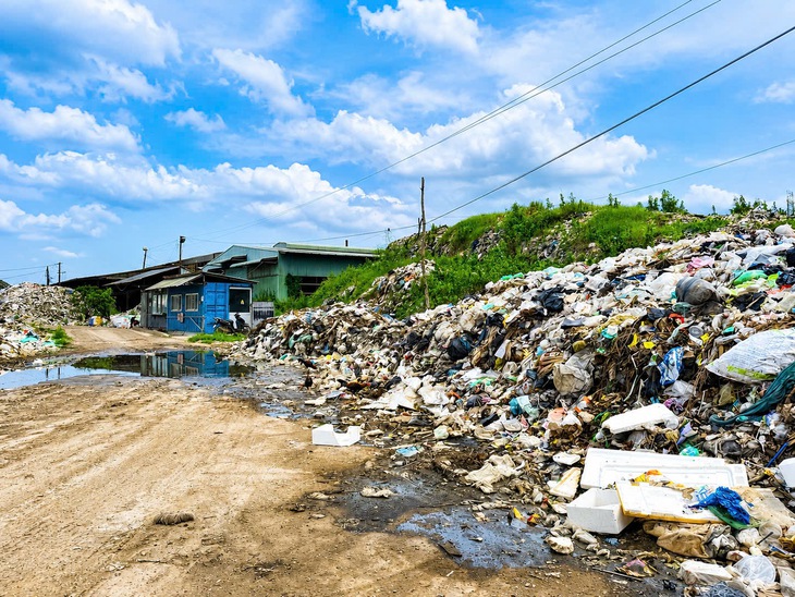 Bãi rác ở Trà Vinh quá tải, gây ô nhiễm môi trường - Ảnh 2.