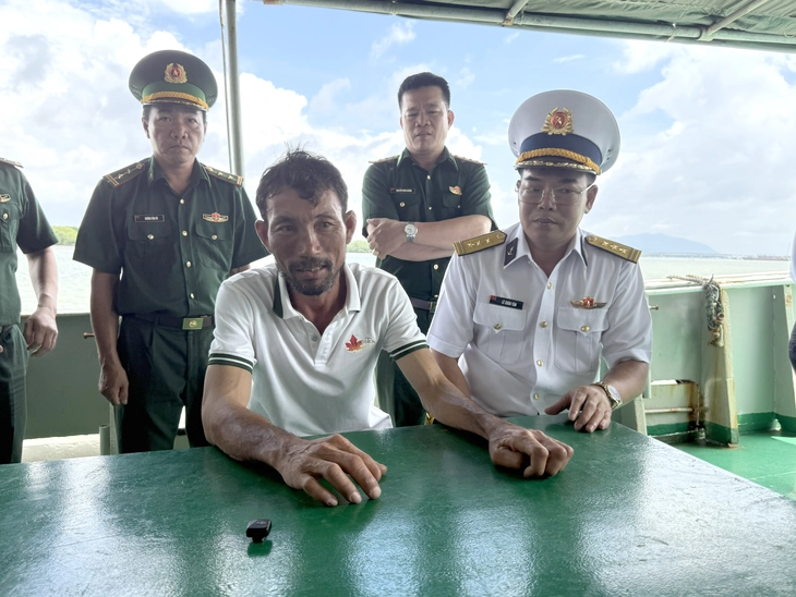 Ngư dân trôi dạt 96 giờ trên biển đã 'chạm' đất liền: 'Nghĩ tới hai con cần cha mà tôi ráng sống sót' - Ảnh 5.