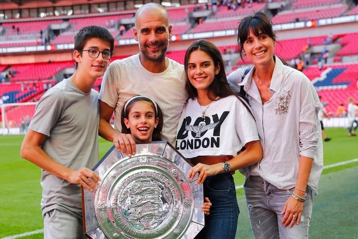 HLV Pep Guardiola: Tôi ly hôn vợ, đánh mất gia đình vì bóng đá - Ảnh 2.