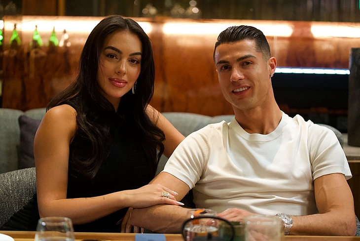 Vợ chồng Ronaldo sẽ làm đám cưới lần hai sau hôn lễ thân mật tại nhà - Ảnh 4.