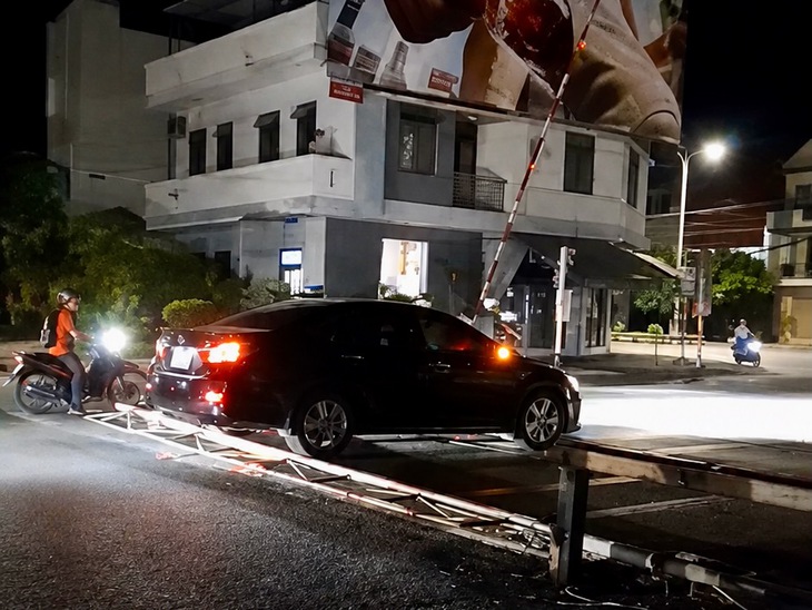 Xác định tài xế tông giàn chắn đường sắt rồi lái xe bỏ đi - Ảnh 1.