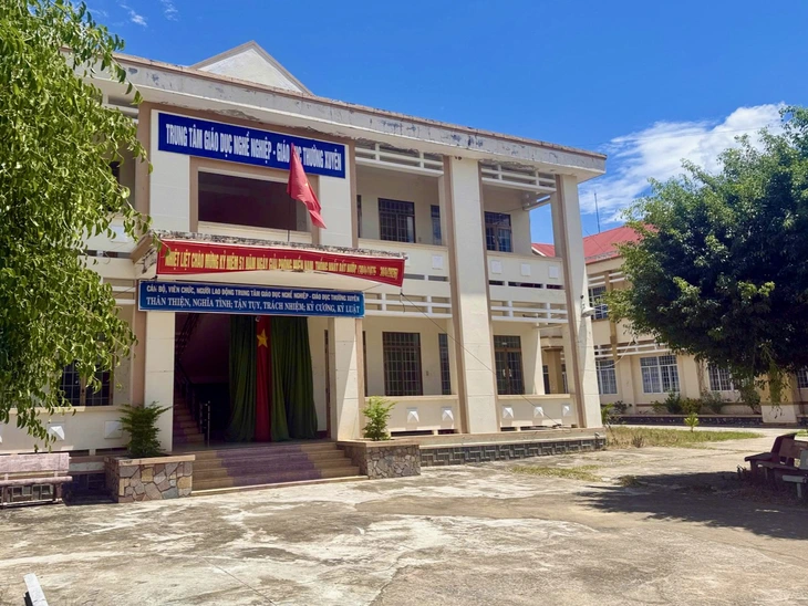 Không vào trường công lập gần nhà, học sinh vùng ven biển đứng trước nguy cơ bỏ học  - Ảnh 3.