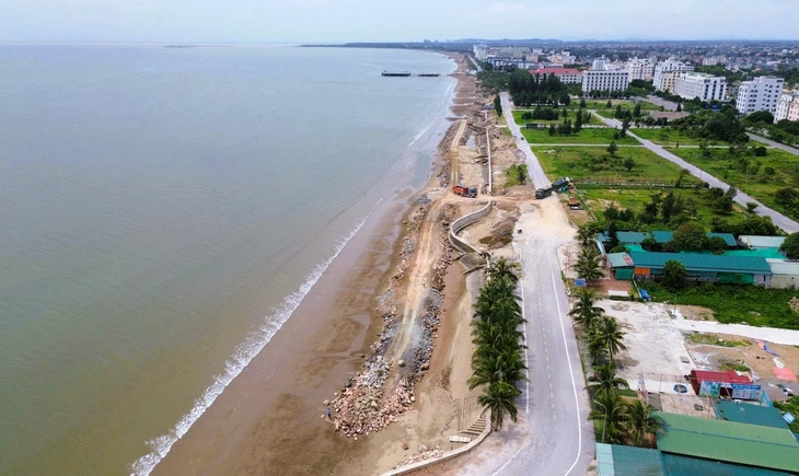 Nhà đầu tư lo mất bãi tắm - ‘mỏ vàng’ du lịch ở Thanh Hóa, địa phương nói gì? - Ảnh 1.