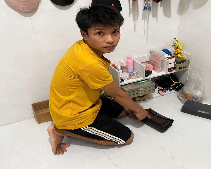 Khởi tố người đàn ông chuyên chạy xe máy săn con mồi để cướp giật - Ảnh 1.