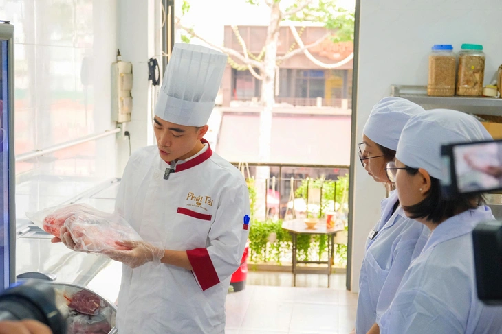 Hướng dẫn viên du lịch TP.HCM ‘giải mã’ chuyện phở Việt - Ảnh 3.