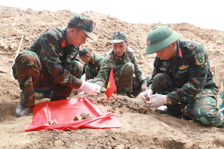 Phát hiện vỏ đạn, lọ dầu, hài cốt ở khu vực Nhà lao Thành Diên Khánh - Ảnh 2.