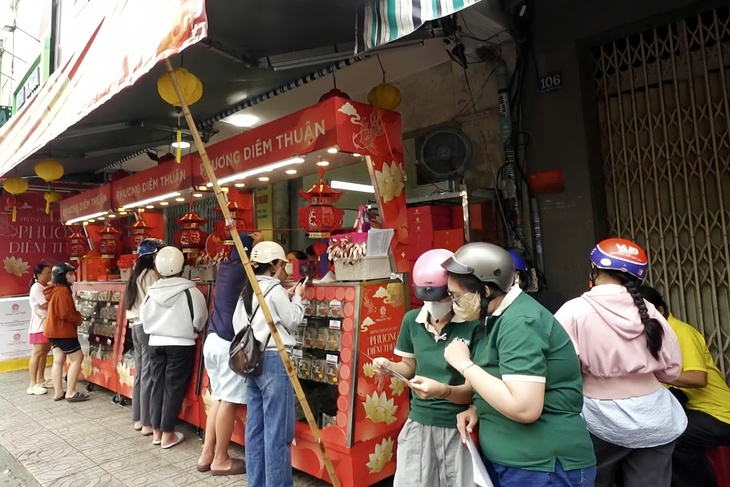 Bánh trung thu vào mùa, xưởng bánh tăng tốc sản xuất - Ảnh 1.