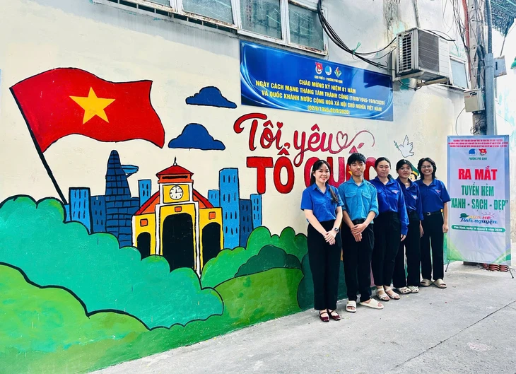 Tuổi trẻ TP.HCM lan tỏa tháng Tám lịch sử bằng về nguồn, tuyến hẻm xanh, sẻ chia giọt máu hồng - Ảnh 2.