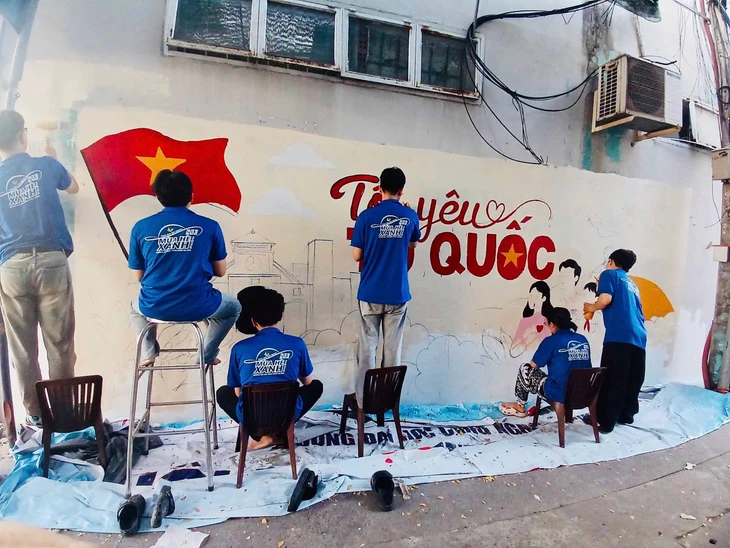 Tuổi trẻ TP.HCM lan tỏa tháng Tám lịch sử bằng về nguồn, tuyến hẻm xanh, sẻ chia giọt máu hồng - Ảnh 3.