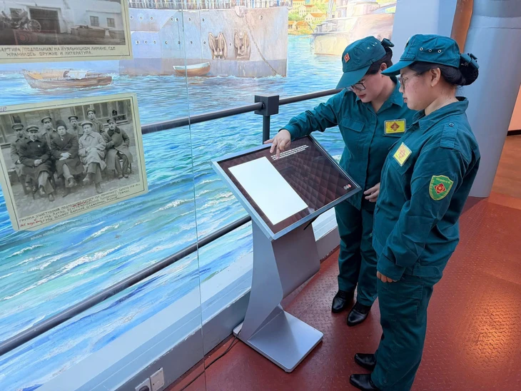 Tuổi trẻ TP.HCM lan tỏa tháng Tám lịch sử bằng về nguồn, tuyến hẻm xanh, sẻ chia giọt máu hồng - Ảnh 1.