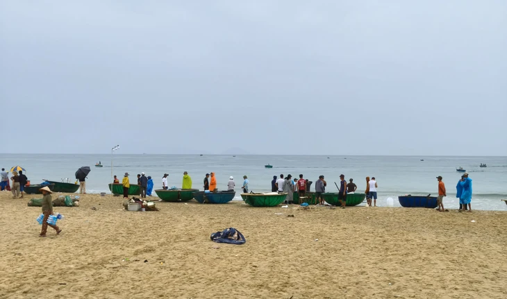 Hàng trăm người ra biển dùng lưới, câu kiều tìm được ngư dân mất tích - Ảnh 3.