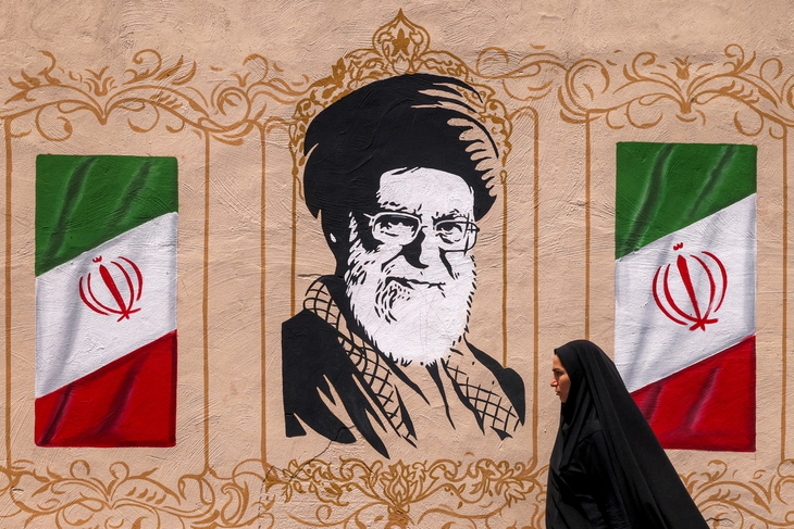 Iran cảnh báo vùng Vịnh không giúp Mỹ sau khi UAE đình chỉ giao dịch với Tehran - Ảnh 1.