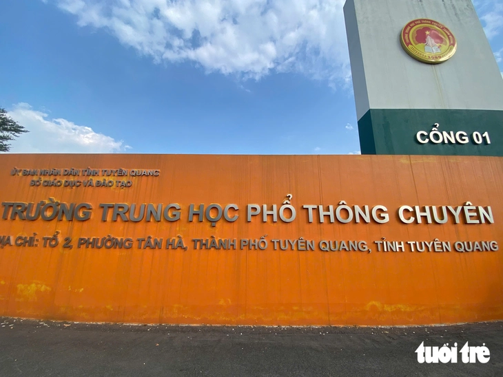 Thủ khoa thi tốt nghiệp lần 2 tại chuyên Tuyên Quang đạt 33,75 điểm, giảm hơn 4 điểm so với thủ khoa lần 1 - Ảnh 1.