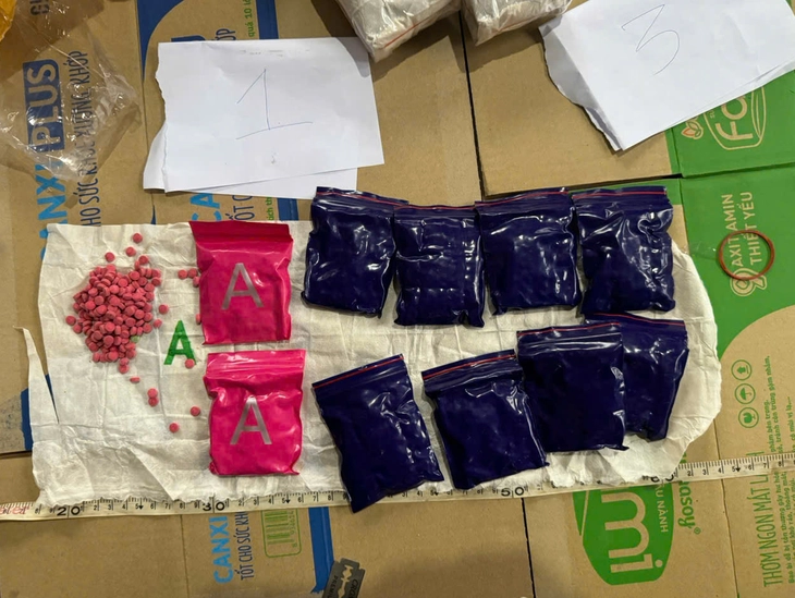 Hai thiếu niên 14 - 16 tuổi bị bắt khi vận chuyển 12.000 viên ma túy - Ảnh 2.