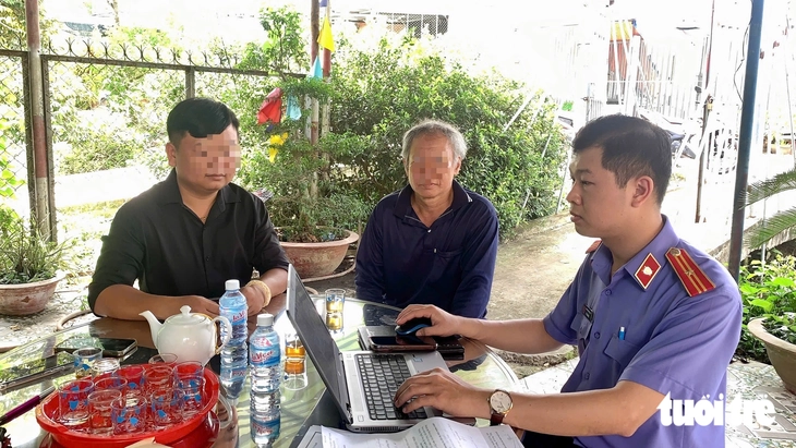 Sau kiến nghị của viện kiểm sát, công an xã nhận hồ sơ hoãn án tù của người phụ nữ vừa sinh con - Ảnh 1.