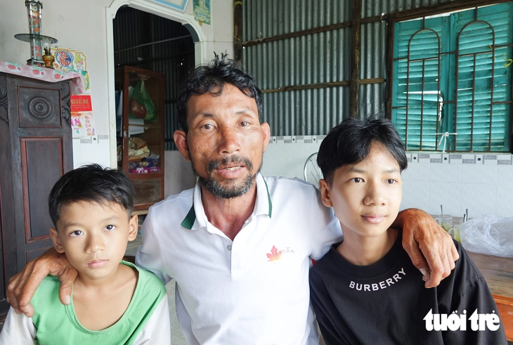 Ngư dân Trương Văn Chung trôi dạt 96h trên biển đã đoàn viên cùng hai con - Ảnh 3.