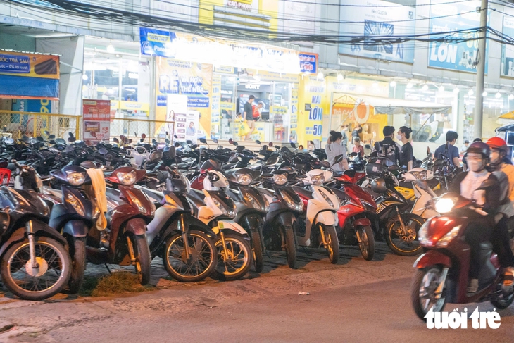 Dẹp lấn chiếm vỉa hè cần xử lý từ gốc - Ảnh 1.
