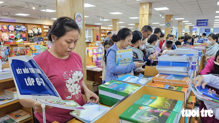 TP.HCM yêu cầu trường học cho mượn sách giáo khoa, không thu phí đặt cọc - Ảnh 1.