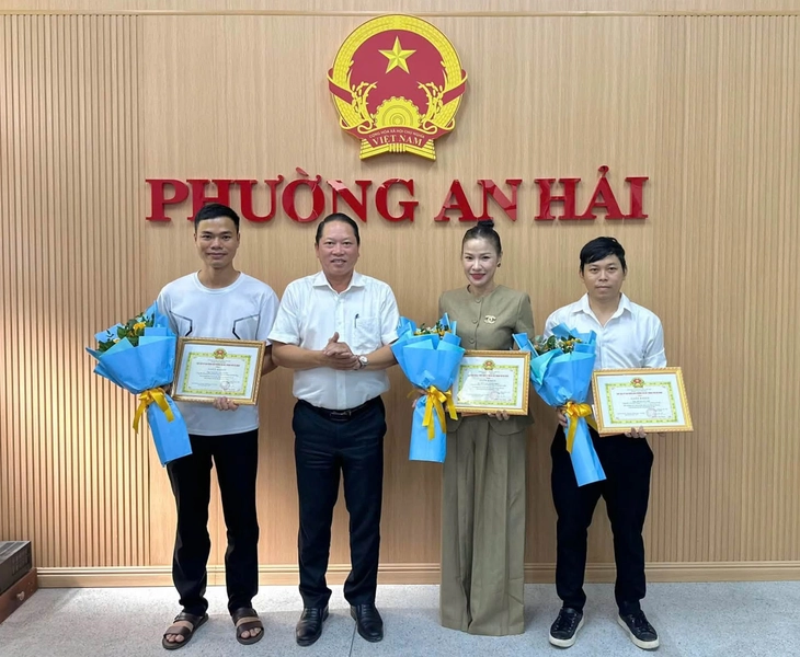 Phường ở Đà Nẵng tặng giấy khen cho 3 người kênh TikTok 'Trí đi dọn' - Ảnh 2.