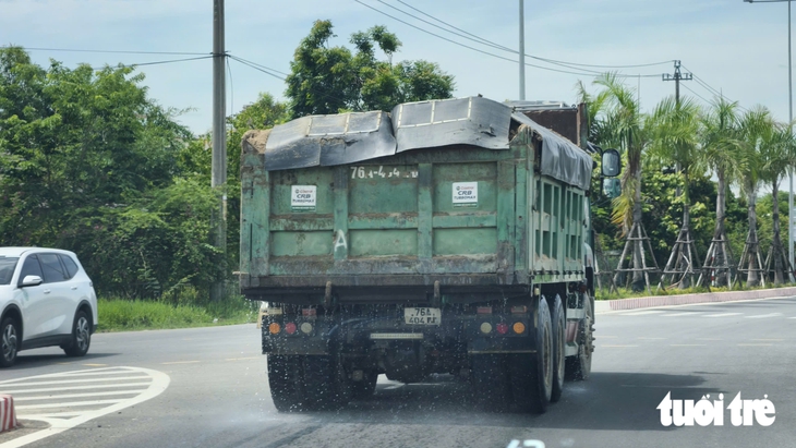 Truy nguồn gốc xuất phát các xe chở cát xả nước xuống đường ở Quảng Ngãi - Ảnh 3.