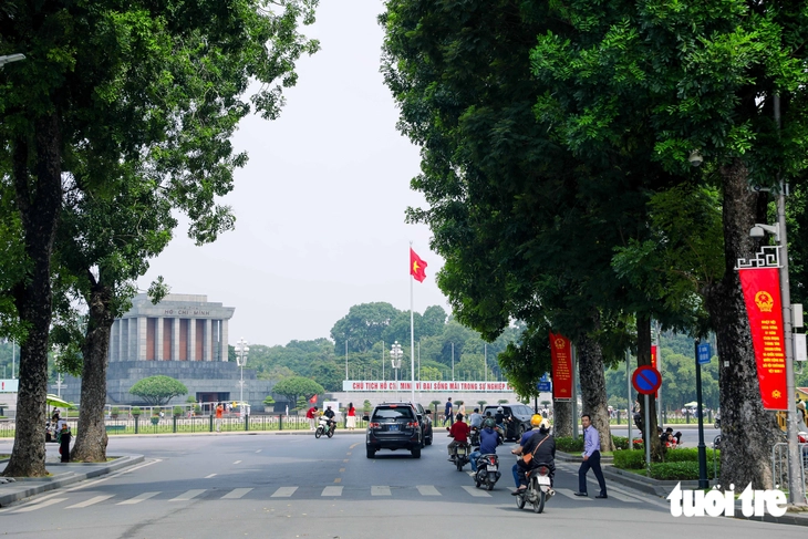 Hẹn nhau dưới màu cờ, Hà Nội rực sắc trước thềm Quốc khánh 2-9 - Ảnh 1.