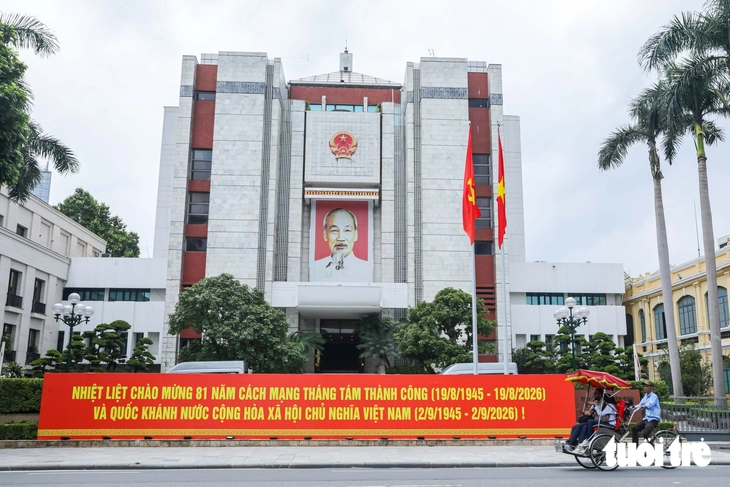 Hẹn nhau dưới màu cờ, Hà Nội rực sắc trước thềm Quốc khánh 2-9 - Ảnh 2.
