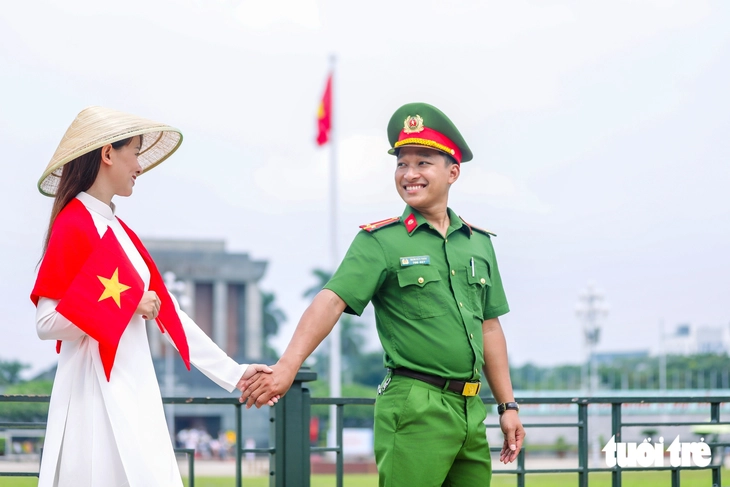 Hẹn nhau dưới màu cờ, Hà Nội rực sắc trước thềm Quốc khánh 2-9 - Ảnh 10.