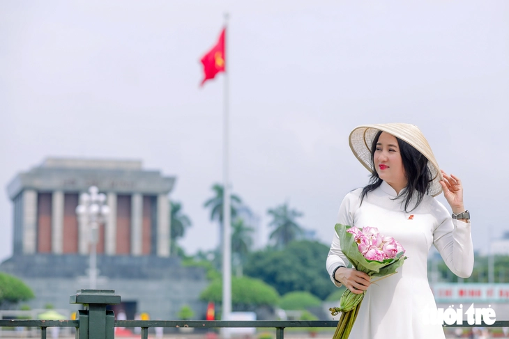 Hẹn nhau dưới màu cờ, Hà Nội rực sắc trước thềm Quốc khánh 2-9 - Ảnh 11.