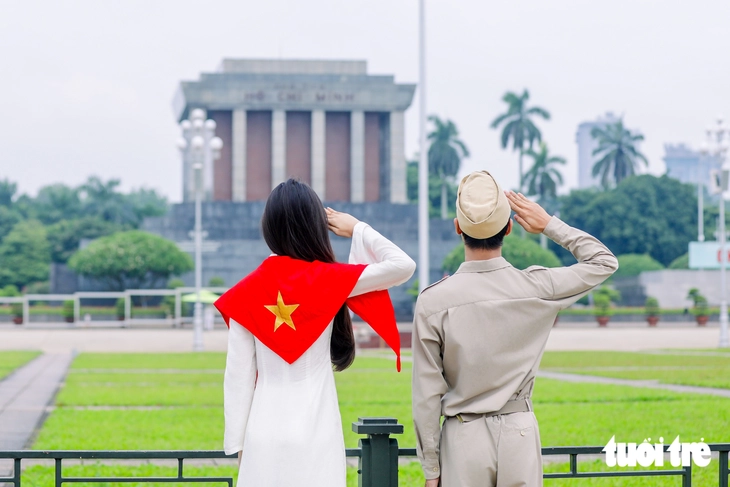 Hẹn nhau dưới màu cờ, Hà Nội rực sắc trước thềm Quốc khánh 2-9 - Ảnh 6.