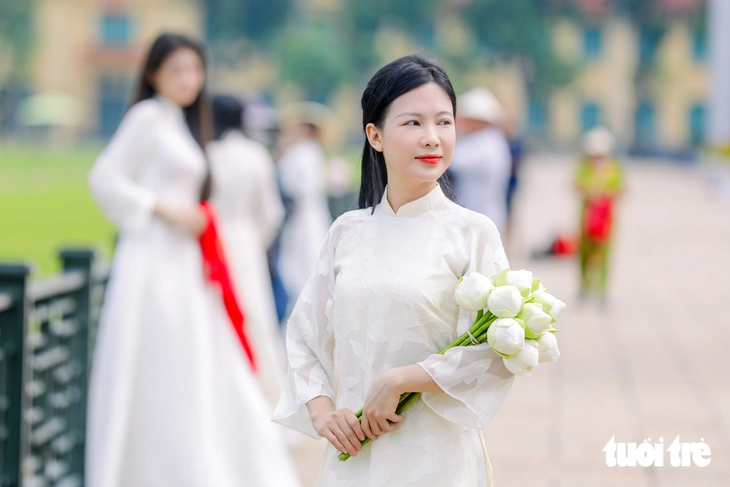 Hẹn nhau dưới màu cờ, Hà Nội rực sắc trước thềm Quốc khánh 2-9 - Ảnh 7.