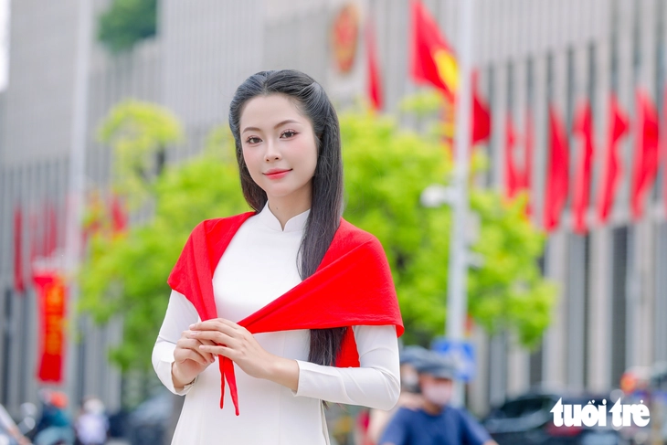 Hẹn nhau dưới màu cờ, Hà Nội rực sắc trước thềm Quốc khánh 2-9 - Ảnh 8.