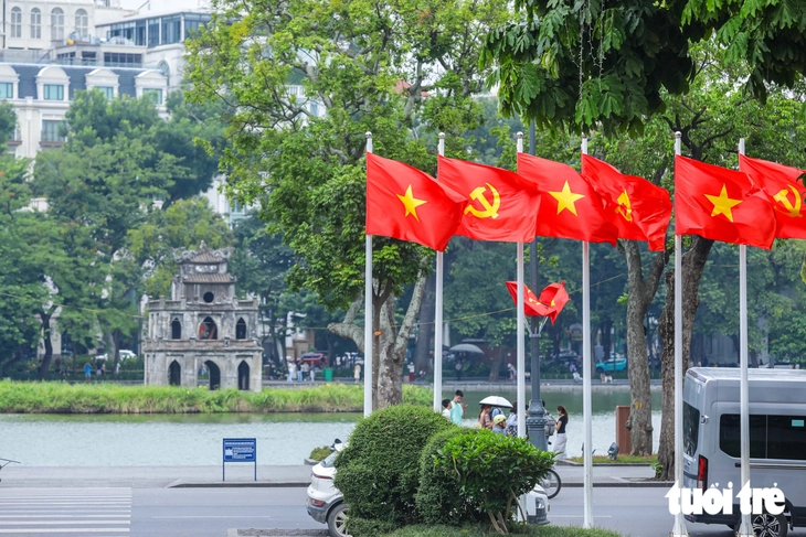 Hẹn nhau dưới màu cờ, Hà Nội rực sắc trước thềm Quốc khánh 2-9 - Ảnh 3.