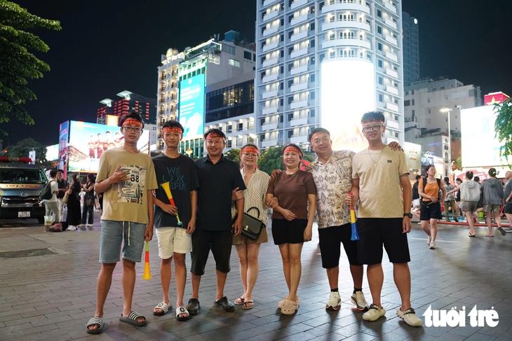 TP.HCM rực sắc cờ đỏ, người hâm mộ cuồng nhiệt tiếp lửa tuyển Việt Nam - Ảnh 4.
