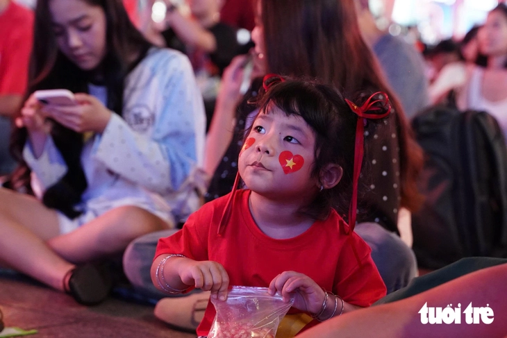 TP.HCM rực sắc cờ đỏ, người hâm mộ cuồng nhiệt tiếp lửa tuyển Việt Nam - Ảnh 5.