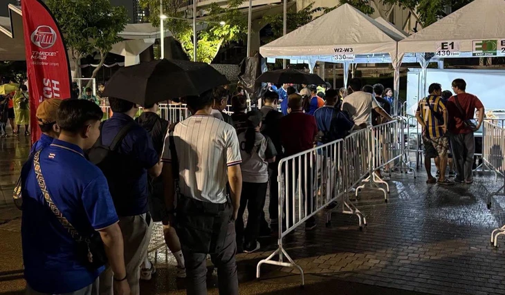 Fan Thái Lan xếp hàng trong đêm mua vé chung kết, chờ đấu tuyển Việt Nam - Ảnh 1.