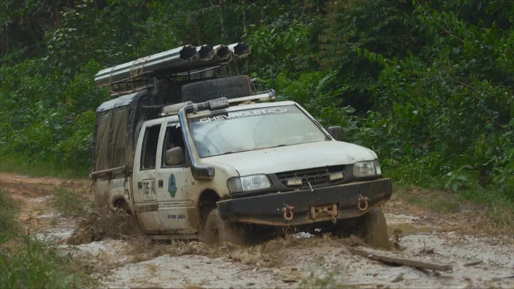 Con đường đi 100km mất tới hơn 24 giờ, chỉ những tài xế 'già rơ' mới dám đi qua - Ảnh 2.