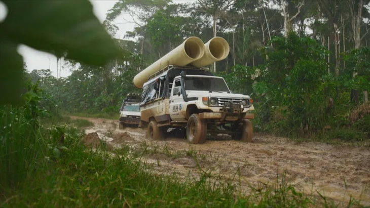 Con đường đi 100km mất tới hơn 24 giờ, chỉ những tài xế 'già rơ' mới dám đi qua - Ảnh 1.