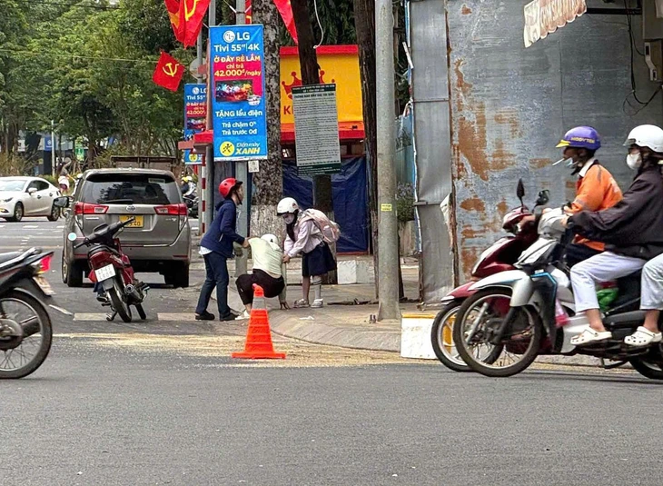 Xe tải rò rỉ nhớt gây tai nạn giao thông tại Đắk Lắk: Tài xế bị xử lý - Ảnh 1.