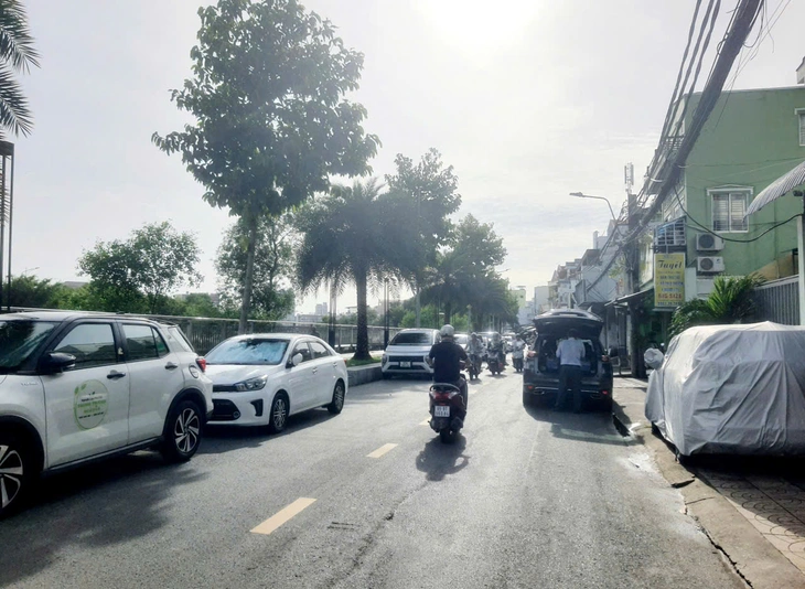 Dân phản ánh đậu xe tràn lan, chính quyền nói khó xử lý - Ảnh 2.