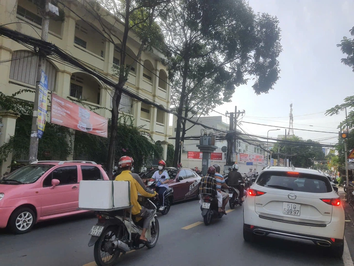 Dân phản ánh đậu xe tràn lan, chính quyền nói khó xử lý - Ảnh 1.