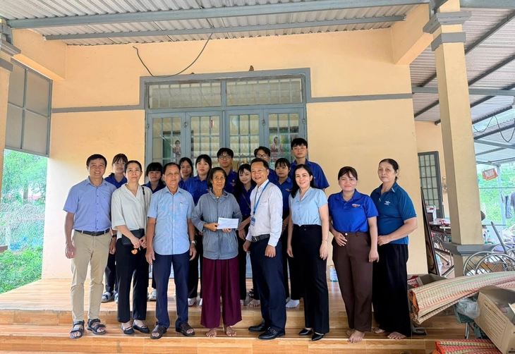 Tuổi trẻ TP.HCM lan tỏa tháng Tám lịch sử bằng về nguồn, tuyến hẻm xanh, sẻ chia giọt máu hồng - Ảnh 6.