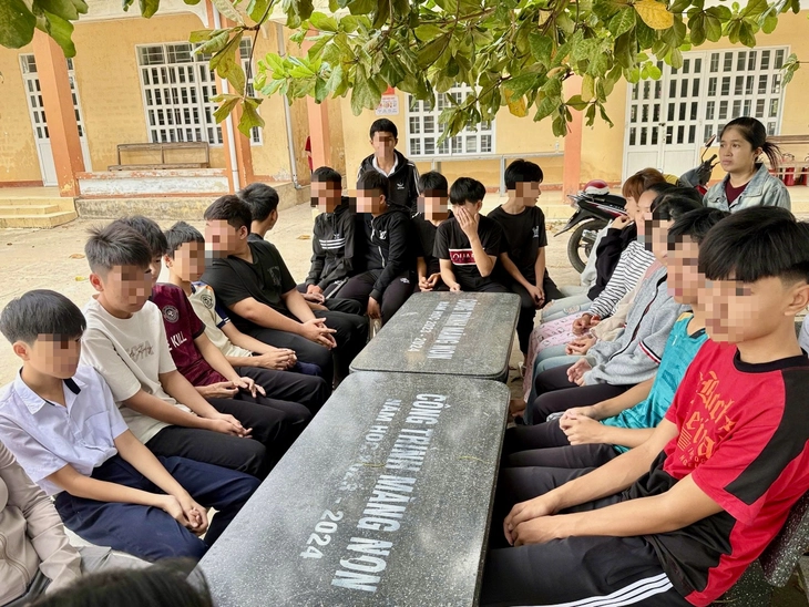 Không vào trường công lập gần nhà, học sinh vùng ven biển đứng trước nguy cơ bỏ học  - Ảnh 1.